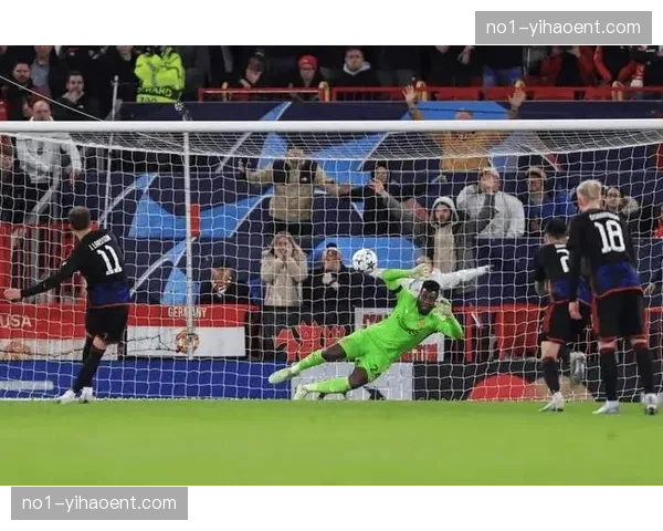 林德洛夫拉拽犯规送点球 曼联中卫防守动作规范性需加强